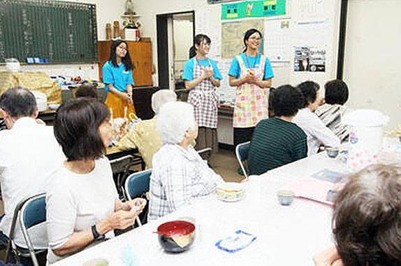 浦賀団地の集会所で開催する「どんぶりの会」