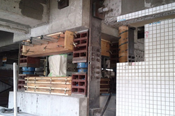 3階部分で建物を一旦切り離し、鉄板とゴムを複層させた免震積層ゴムを設置