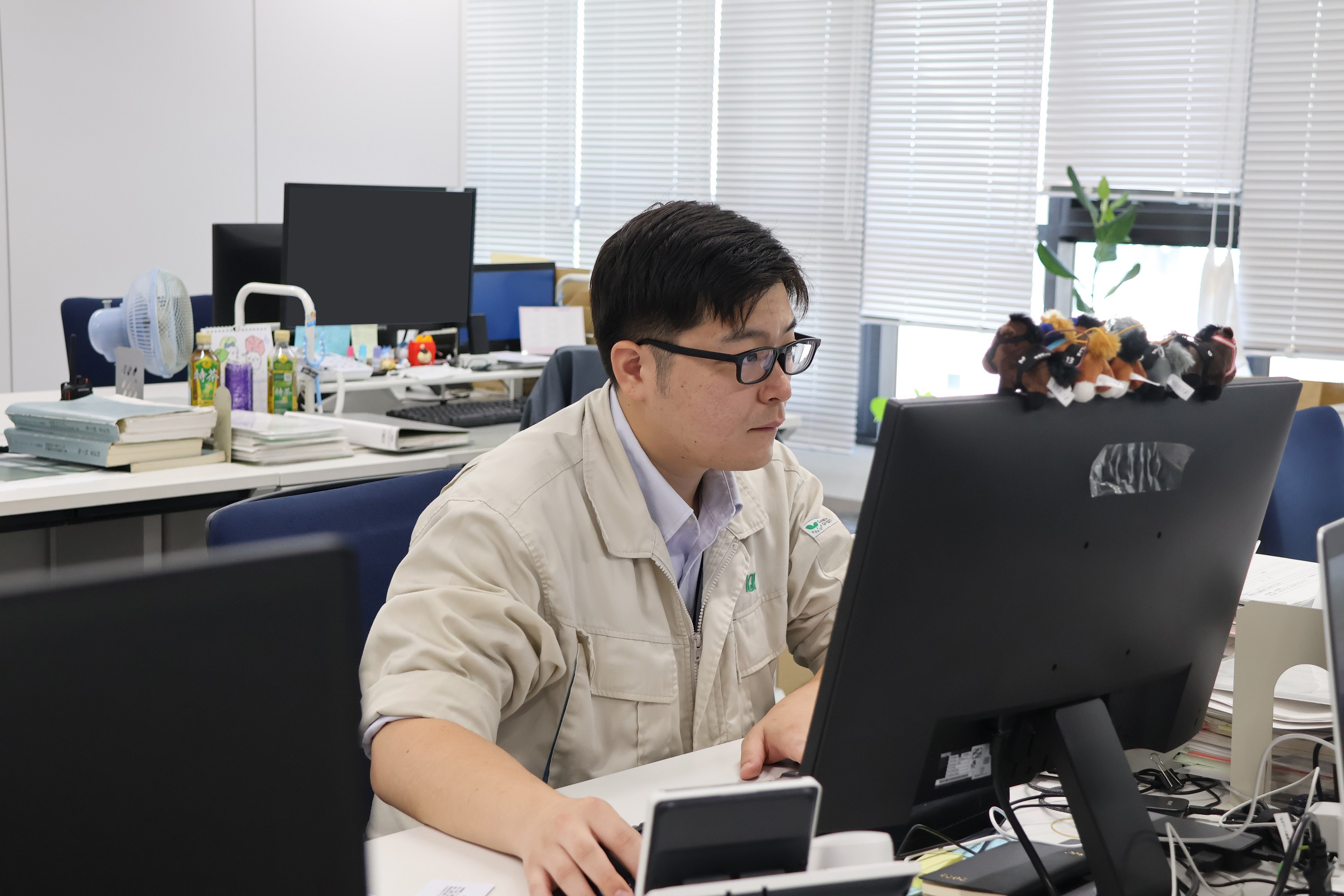 席で仕事をする様子