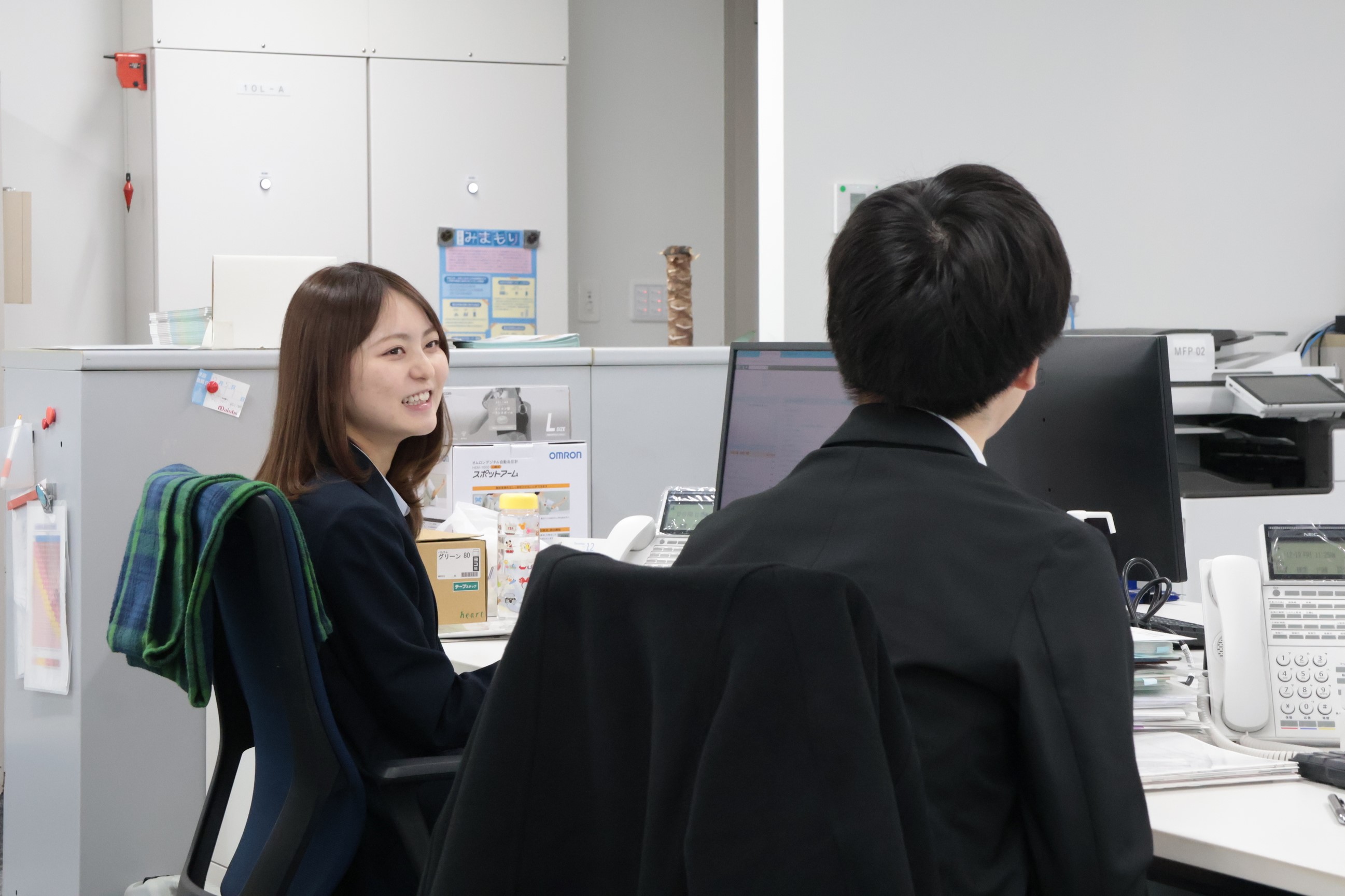 自席で先輩と談笑中