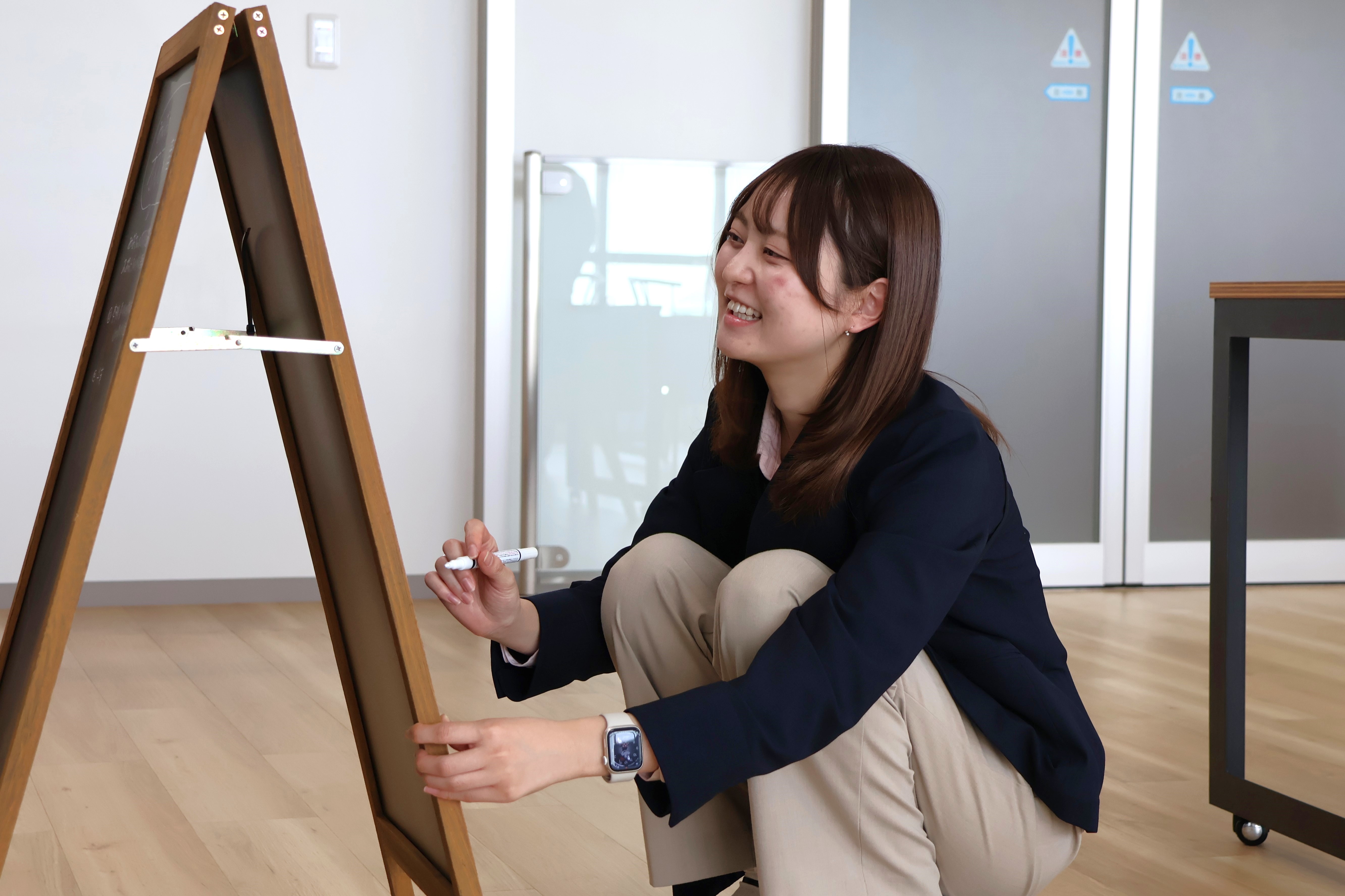 掲示板に書き込む田坂さん