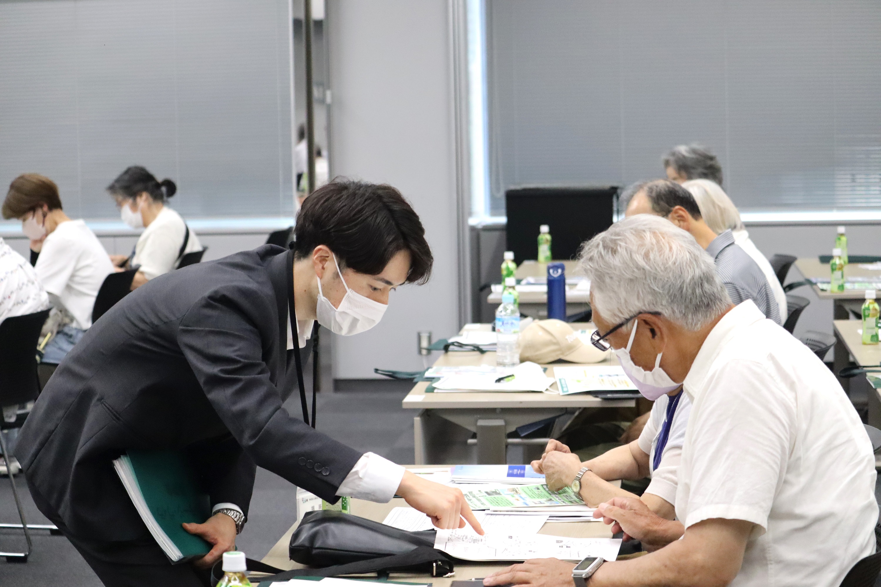 セミナーで案内をする堀さん