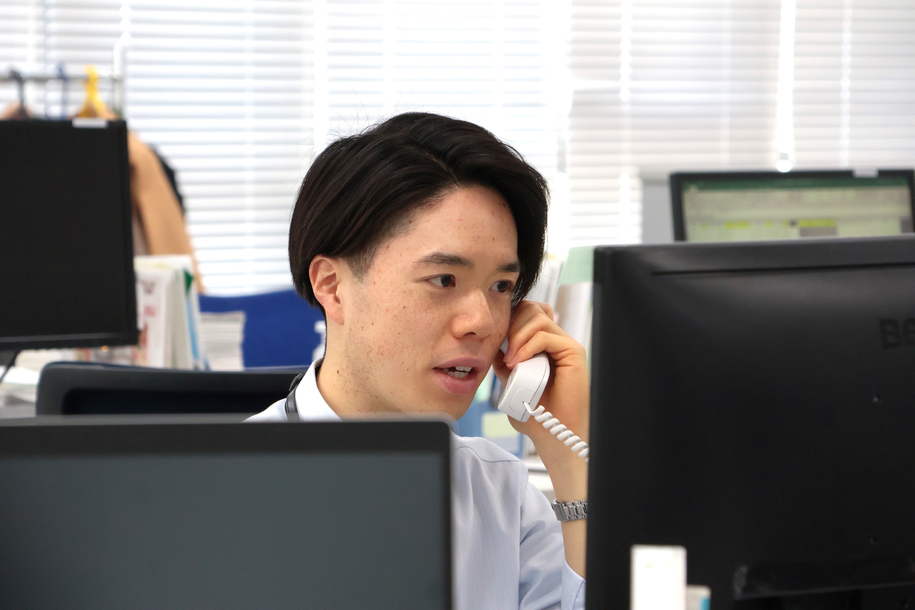 電話対応中の堀さん