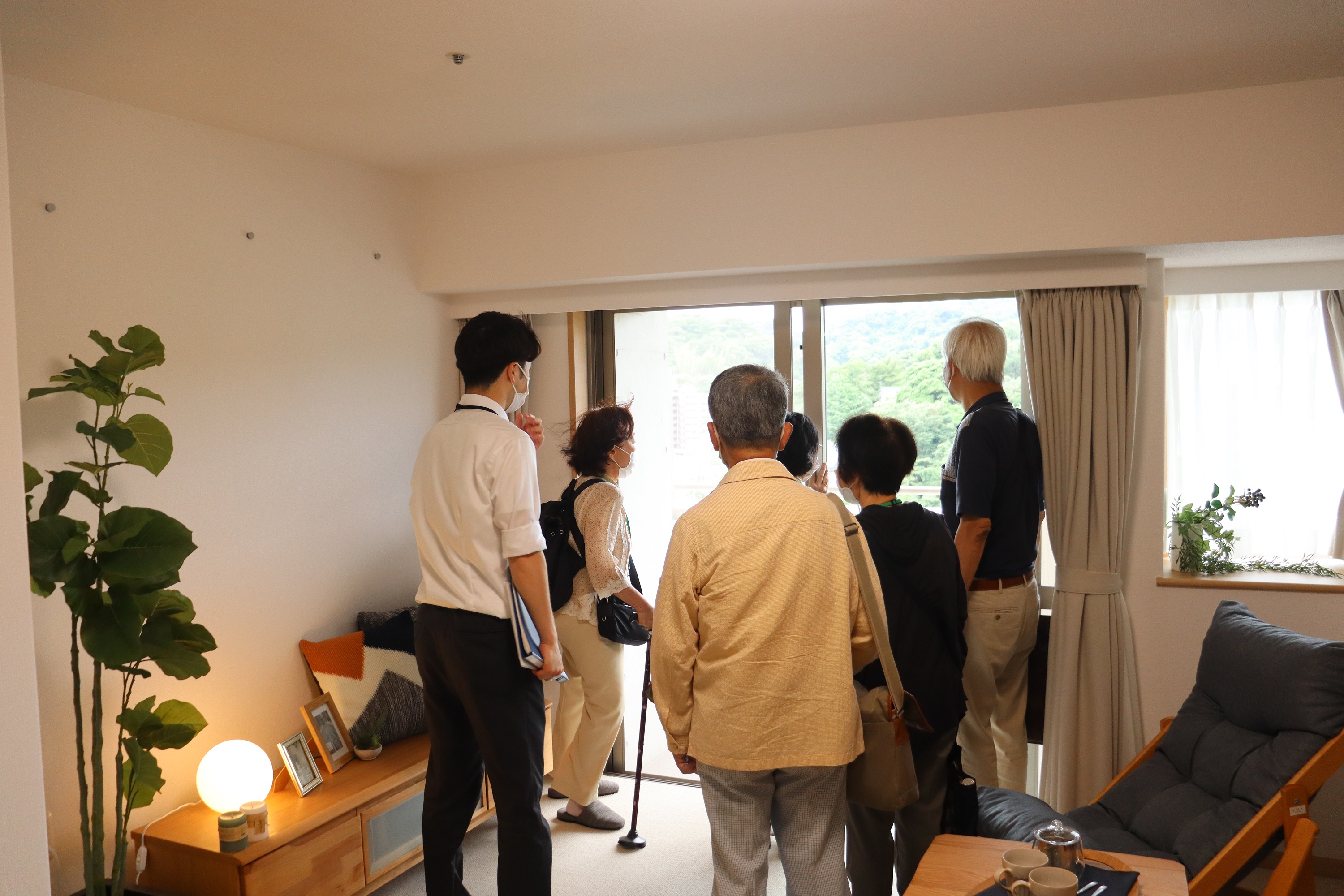 館内を案内する堀さん
